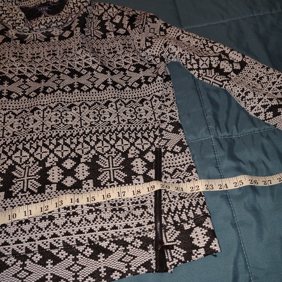 Izod Black and White Patterned Sweater - Picture 2 of 5